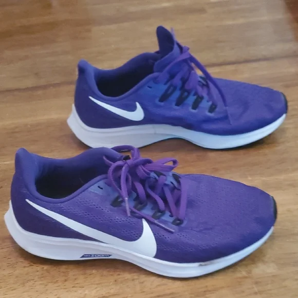 Nike Purple and White Athletic Shoes for Performance - Picture 4 of 7
